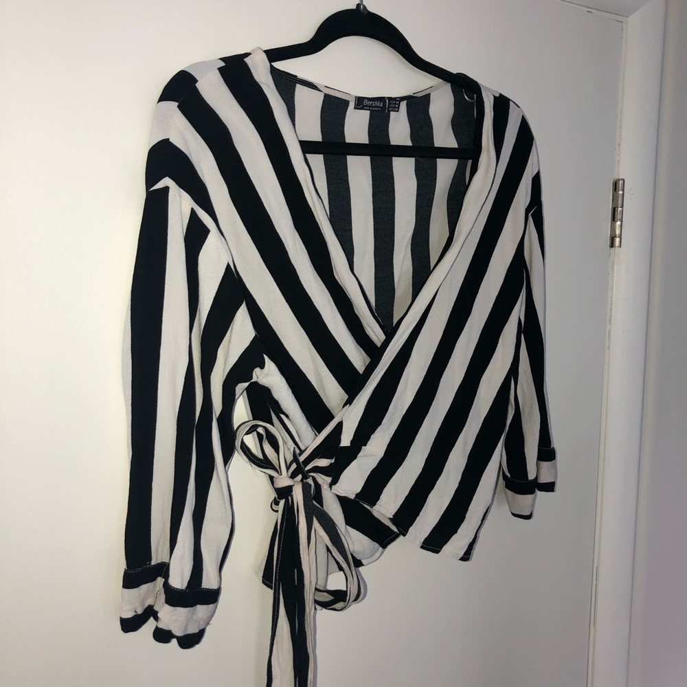 Bershka Wrap Qurter sleeve Crop Top